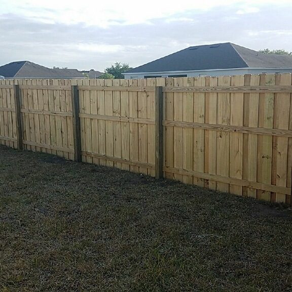 san antonio fence company putting in new residential fencing